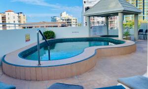 Sundlaugin á License To Chill • Couple’s Escape in Mooloolaba eða í nágrenninu