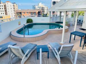 Sundlaugin á License To Chill • Couple’s Escape in Mooloolaba eða í nágrenninu