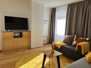黑馬戈爾的住宿－das STOCKSTAN，带沙发和平面电视的客厅
