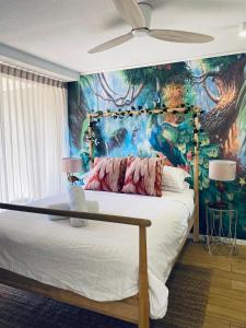 Rúm í herbergi á License To Chill • Couple’s Escape in Mooloolaba