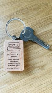 a keychain with a tag on top of a table at Pod Świerkami in Boszkowo