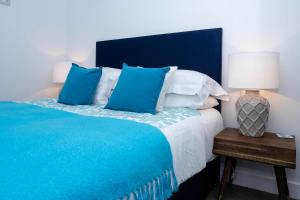 Llit o llits en una habitació de 6 Putsborough - Luxury Apartment at Byron Woolacombe, only 4 minute walk to Woolacombe Beach!