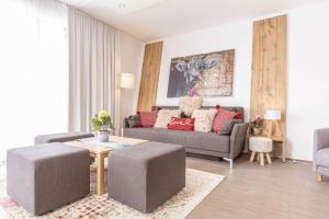 sala de estar con sofá y mesa en Alpenrock Schladming by ALPS RESORTS, en Schladming