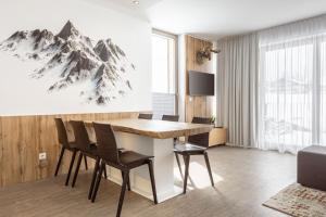 jadalnia ze stołem i krzesłami w obiekcie Alpenrock Schladming by ALPS RESORTS w Schladming