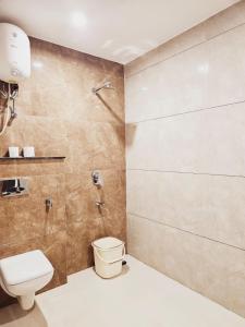 古爾岡的住宿－Amahi Inn - Sector 48，一间带卫生间和淋浴的浴室