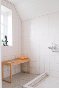 A bathroom at Strandfogedgården