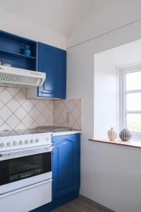 A kitchen or kitchenette at Strandfogedgården