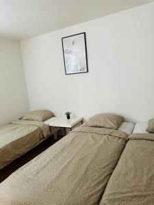 dos camas sentadas una al lado de la otra en una habitación en 300meter walk to LEGO house - 70m2 apartment with garden, en Billund
