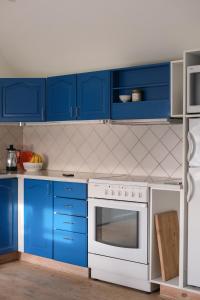 A kitchen or kitchenette at Strandfogedgården