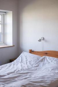 A bed or beds in a room at Strandfogedgården