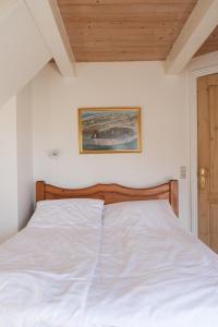 A bed or beds in a room at Strandfogedgården