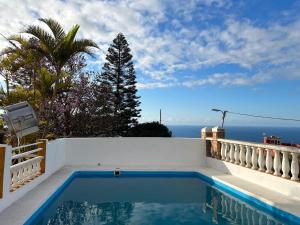 una piscina con vistas al océano en Atlantic views, en Tacoronte