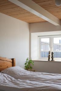 A bed or beds in a room at Strandfogedgården