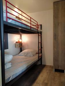 Posteľ alebo postele v izbe v ubytovaní Mobil-home Les Locs Danous
