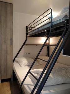 - deux lits superposés dans une chambre dans l'établissement Mobil-home Les Locs Danous, à Valras-Plage