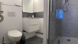 Koupelna v ubytování Orangerie du Château Marith - Domaine avec Piscine + 28 fotografií