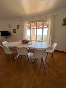 a dining room with a table and chairs and a window at Casa Le Cicale in Porto Istana