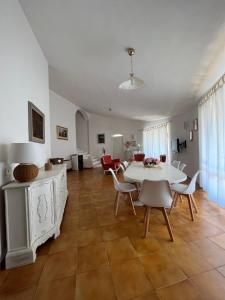 a living room with a white table and chairs at Casa Le Cicale in Porto Istana