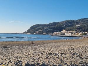 een uitzicht op een strand met de oceaan en huizen bij La perle Marine in Diano Marina