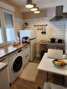 una cocina con una mesa con un bol de fruta. en Moderno Apartamento Cerca del centro en León en León