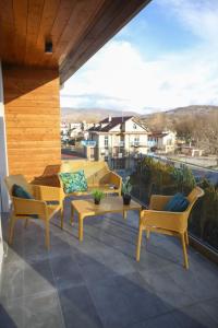 eine Terrasse mit Stühlen, einem Sofa und einem Tisch in der Unterkunft Casarella in Castel di Sangro