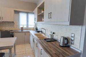Kuchyňa alebo kuchynka v ubytovaní Serenity Villa
