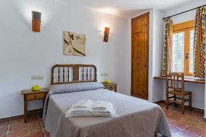 1 dormitorio con 1 cama con 2 toallas en Complejo Rural Rio Tus en Yeste