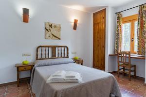 a bedroom with a bed with two towels on it at Complejo Rural Rio Tus in Yeste