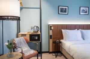 una camera d'albergo con letto e sedia di EA Exclusive Hotel a Istanbul