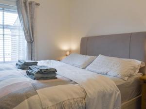 ein Bett mit zwei Handtüchern darüber in der Unterkunft Sandend in Lytham St Annes