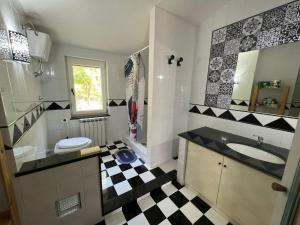 a bathroom with a black and white checkered floor at Un 'Oasi nel verde ad un passo da tutto in San Felice a Cancello