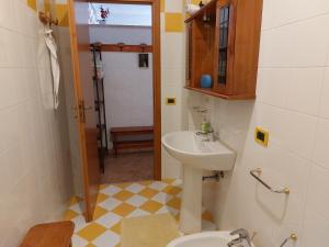 a bathroom with a sink and a toilet at Casa con giardino Giacalone in Mazara del Vallo
