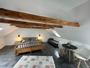 Postel nebo postele na pokoji v ubytování Attic Room