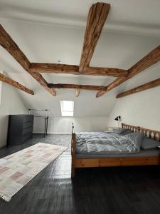 Postel nebo postele na pokoji v ubytování Attic Room + 3 fotografie