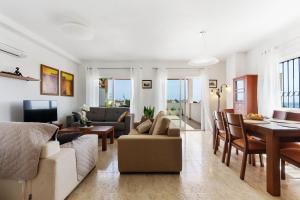 una sala de estar con un sofá y una mesa en CB Living- Spacious sea view duplex with private jacuzzi, en Orihuela Costa