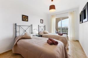 2 camas en un dormitorio con ventana en CB Living- Spacious sea view duplex with private jacuzzi, en Orihuela Costa 9 fotos más