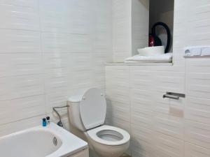 ベグールにあるCasa Begurの白いバスルーム(トイレ、シンク付)