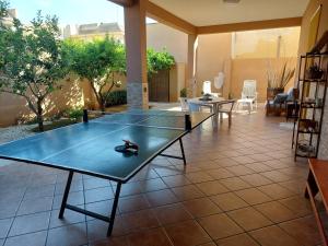una mesa de ping pong en medio de una habitación en Casa con giardino Giacalone, en Mazara del Vallo