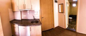 Kuchyň nebo kuchyňský kout v ubytování Figen Suite Hotel 2