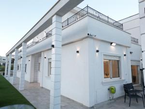 Casa blanca con balcón y patio en הבית הלבן, en Kiryat Shemona