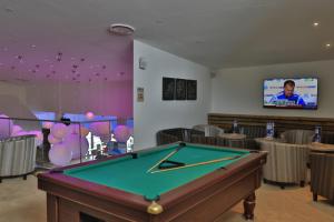 a room with a pool table and a tv at Appartement 5 personnes Crest-Voland Espace Diamant in Cohennoz
