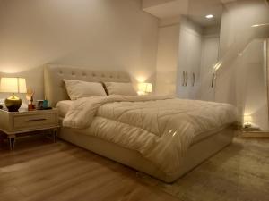 Uma cama ou camas num quarto em Luxury Apartment by the Sea with Amazing Amenities at Pearl Qatar