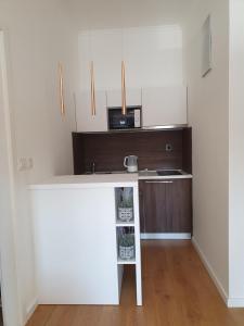 una pequeña cocina con encimera y microondas en Accommodation Iva, en Zadar