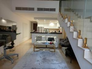 Uma área de estar em Luxury Apartment by the Sea with Amazing Amenities at Pearl Qatar
