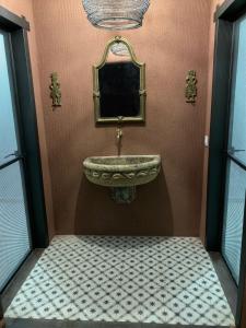 a bathroom with a sink and a mirror at La Cobija Apartamentos - Solo Adultos in Ciudad Real