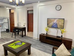 โทรทัศน์และ/หรือระบบความบันเทิงของ Arabel's Place 1 Bedroom California Plaza Nanyuki