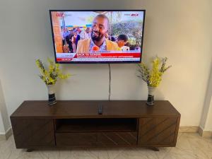 TV a/nebo společenská místnost v ubytování Arabel's Place 1 Bedroom California Plaza Nanyuki