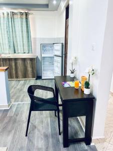 eine Küche mit einem Tisch und einem Stuhl in einem Zimmer in der Unterkunft Arabel's Place 1 Bedroom California Plaza Nanyuki in Nanyuki
