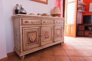 um grande armário de madeira num quarto com piso em azulejo em Il Pesce e il Geco em Lipari