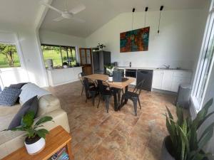 sala de estar con sofá y mesa en Innisfree, a secluded rainforest retreat, en Tarzali